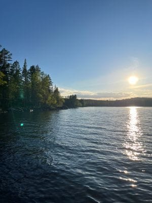 Rejäl off‑grid timmerstuga vackert belägen vid sjö - Bild 3