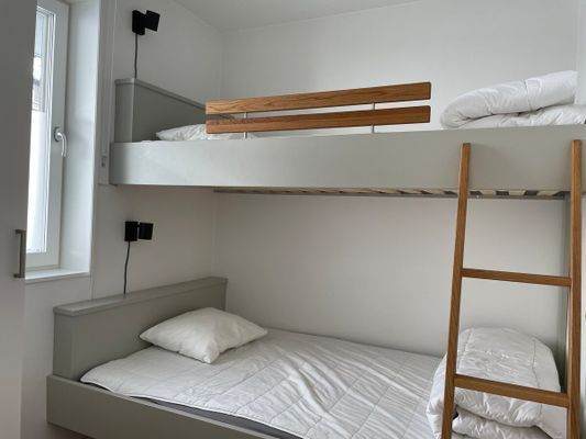 Sovrum 3, våningssäng med en 90cm bred säng och en 120cm bred säng