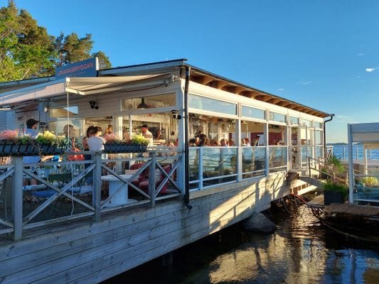 En av två restauranger i hamnen. Varierande öppettider lågsäsong