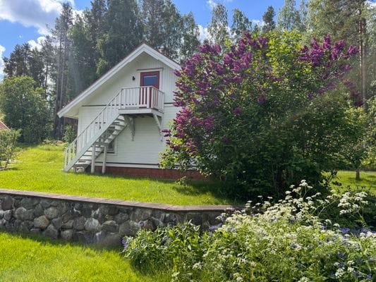 Gästhus 2: Ingång över trappan på övervåningen