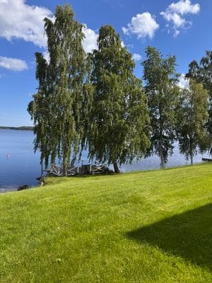 Hamrångefjräden och del av tomten samt badbryggan