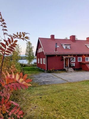 Rymliga hus med älvutsikt