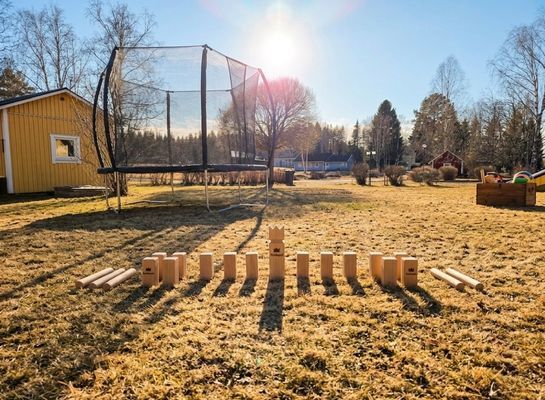 Stor trädgård med studsmatta, sandlåda, kubb och fler roliga aktiviteter – perfekt för hela familjen