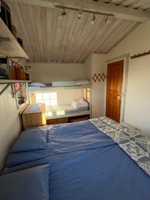 Trivsam stuga nära skog, sjö och stränder - Bild 6