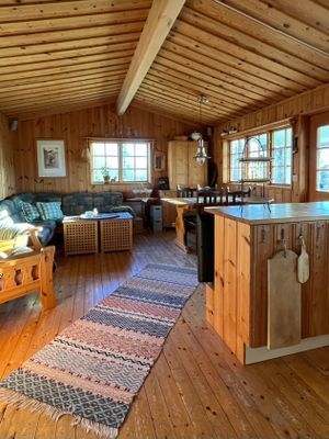 Trivsam stuga nära skog, sjö och stränder - Bild 2