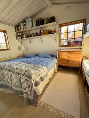 Trivsam stuga nära skog, sjö och stränder - Bild 5