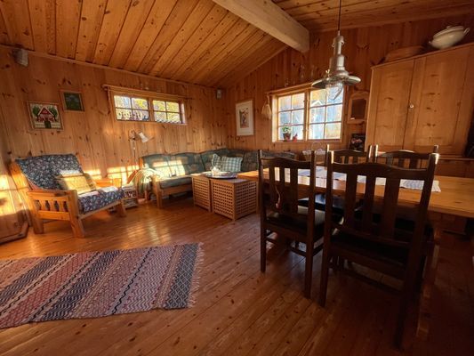 Trivsam stuga nära skog, sjö och stränder - Bild 4