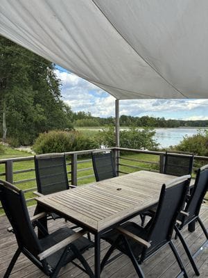 Sjönära stuga i herrgårdsmiljö med egen brygga - Bild 6