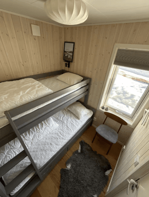 Familjesäng m 120 cm nedre bädd och 90 cm övrebädd. Resårmadrasser. Mörkläggningsgardin