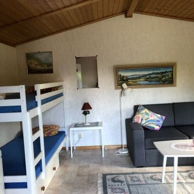 Mysig liten gäststuga på stor tomt - Bild 6
