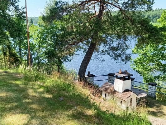 Enskilt belägen sommarstuga med egen strand - Bild 9