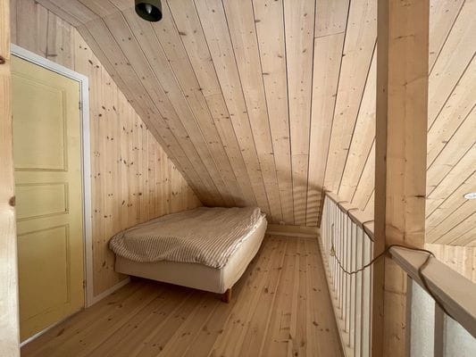 Röd stuga nära hav och skog - Bild 8