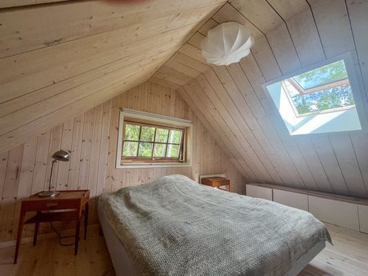 Röd stuga nära hav och skog - Bild 7