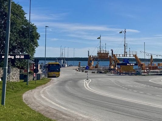 1,5km till Fåröfärjan och busshållplats till Visby och Fårö
