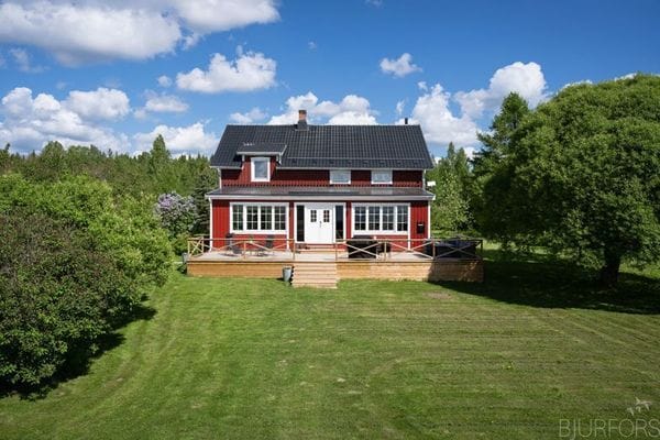 Lantligt hus nära Skellefteå – natur, lugn