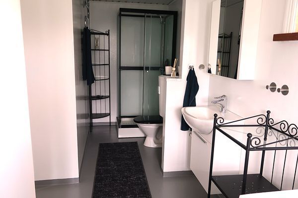 Rymligt hus, 6 bäddar, inhägnad tomt - Bild 9