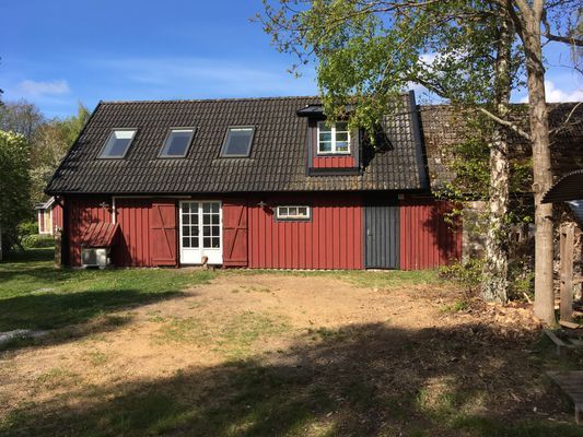 Vyn vid ankomst. De tre takfönsterna till vänster tillhör allrummet. Takkupan till höger tillhör sovrummet på andra våningen.