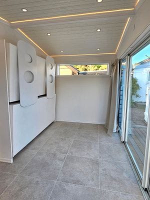Uterum /sovrum med skjutpartier och hopfällbar våningssäng 2st 90 x 200 cm..