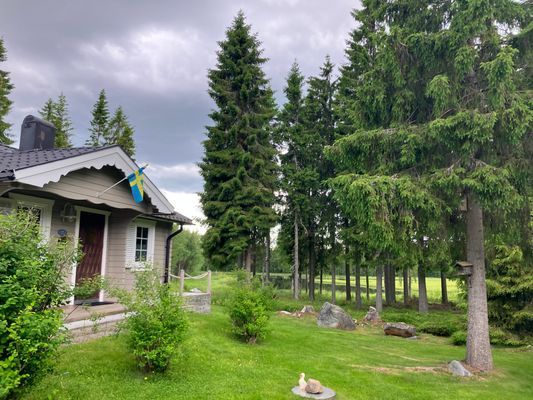 Året runt stuga med bastu och sjöutsikt