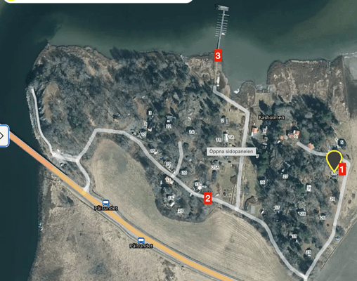 Karta över området: Stugan är markerad med 1, sopstation och områdets vattenbrunn med 2 och brygga och strand med 3
