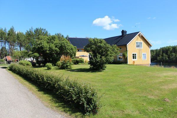 Stuga med sjöutsikt, mkt nära barnvänlig badplats - Bild 2