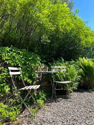2 caféstolar för 2 personer med litet bord