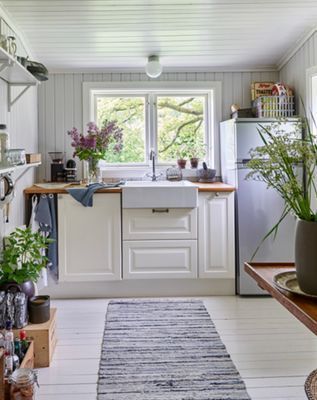 Del av kök med diskmaskin, kyl/frys och kaffekvarn