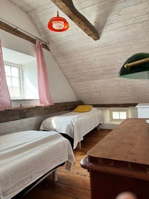Fårö kalkstenshus i gårdsmiljö - Bild 13