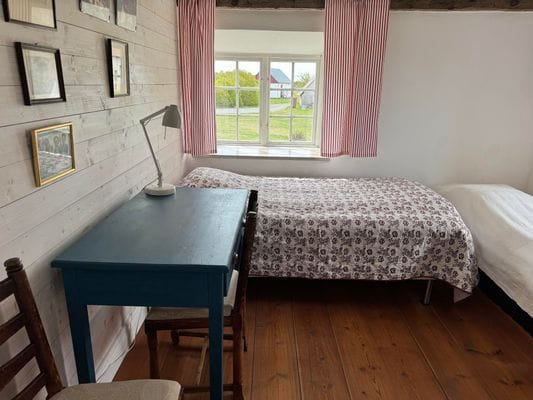 Fårö kalkstenshus i gårdsmiljö - Bild 11