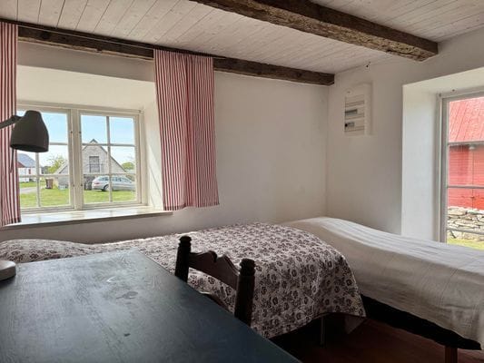 Fårö kalkstenshus i gårdsmiljö - Bild 12