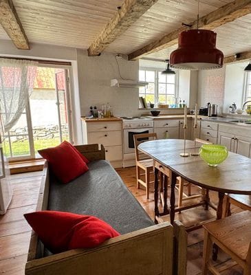 Fårö kalkstenshus i gårdsmiljö - Bild 4