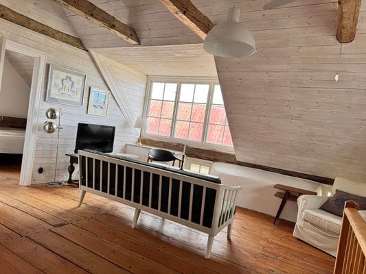 Fårö kalkstenshus i gårdsmiljö - Bild 9
