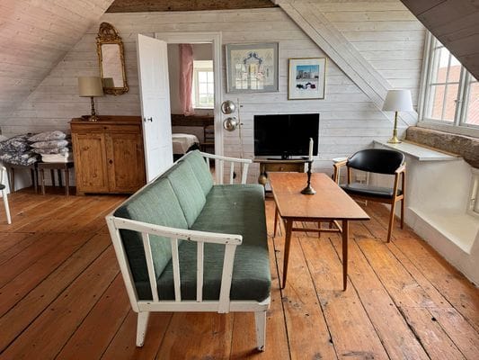 Fårö kalkstenshus i gårdsmiljö - Bild 8