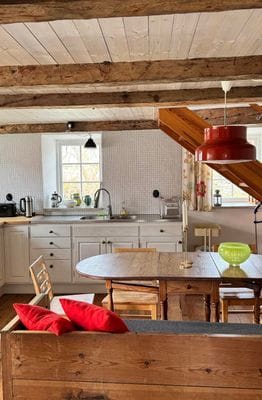Fårö kalkstenshus i gårdsmiljö - Bild 24