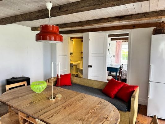 Fårö kalkstenshus i gårdsmiljö - Bild 2