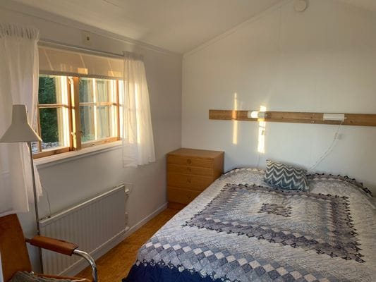 Friggebod 1 har en 160 cm Hästens säng
