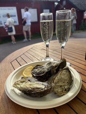 Flera olika matställen i hamnen