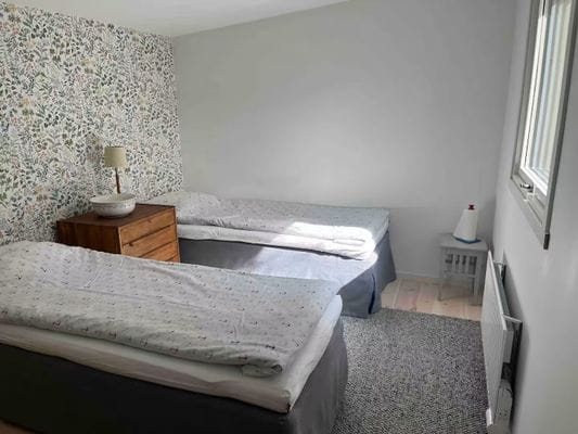 Modern och mysig stuga i skogen - Bild 16