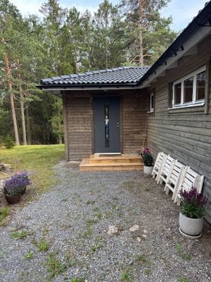 Modern och mysig stuga i skogen - Bild 17