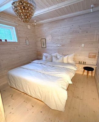 Master bedroom med egen ingång till badrum