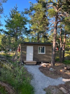 Modern och mysig stuga i skogen - Bild 15