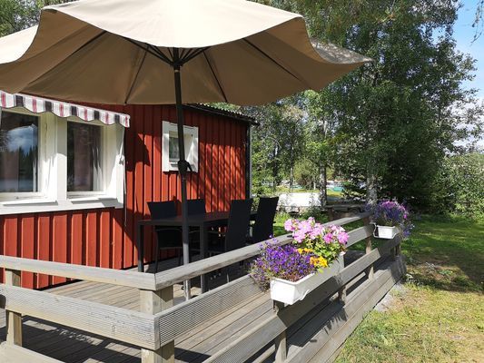 Bo vackert med utsikt över ån Hårkan