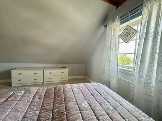 Sovrum 1 med två sängar och två byråer