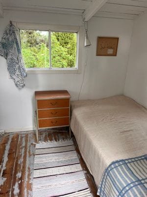 Gäststuga med 1 säng 105 cm.