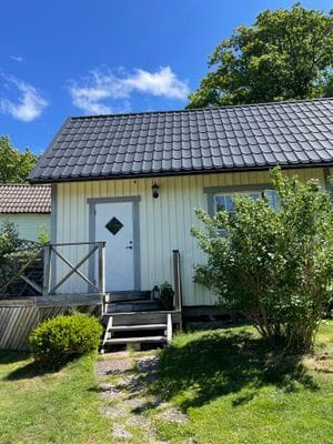 Stugentre till Gäststuga intill fastighetsägarens villa. Egen altan med utemöbler och kvällssol.