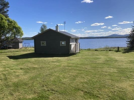 Stuga i söderläge med egen badstrand - Bild 2