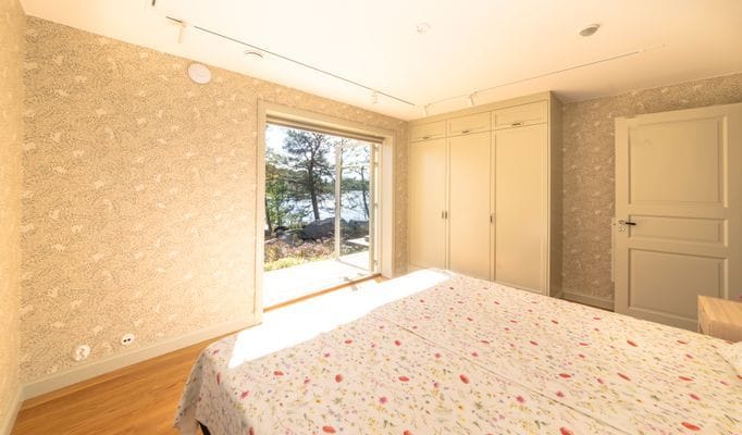 Nybyggt skärgårdshus, privat brygga och sandstrand - Bild 11