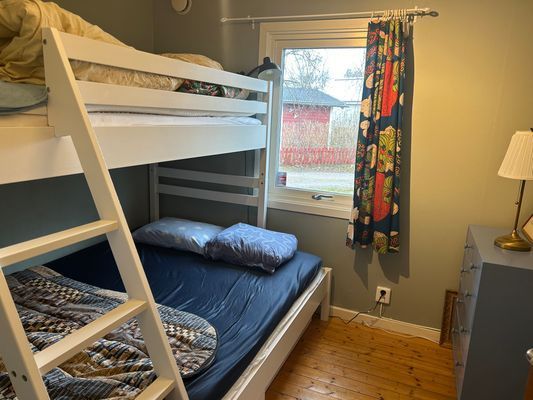 sovrum med familjesäng 140 cm