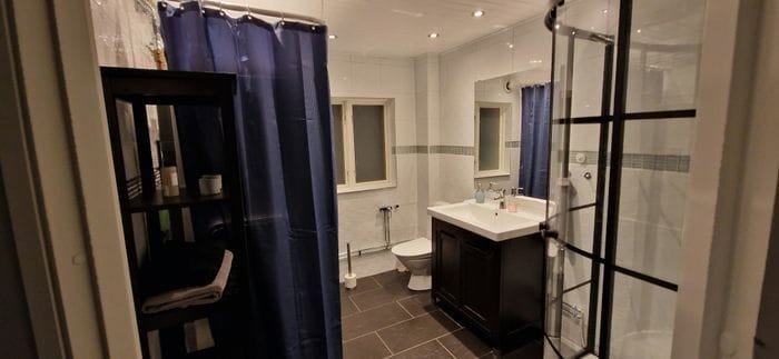 Badrum med tvättmaskin.