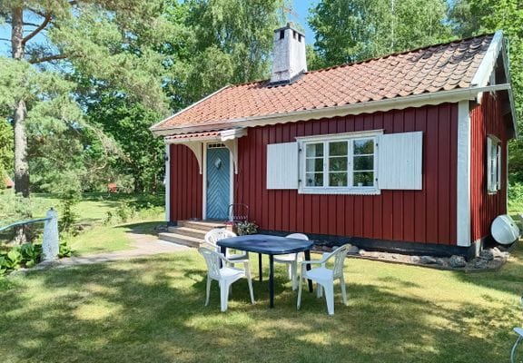 Enskilt belägen sommarstuga med egen strand - Bild 4